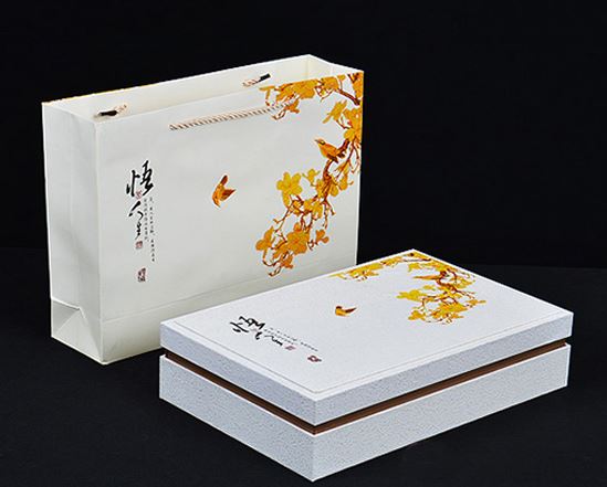 Novi dizajn Po narudžbi sklopiva transportna ambalaža papirna kutija za odjeću New design Custom made foldable shipping packaging paper box for clothes